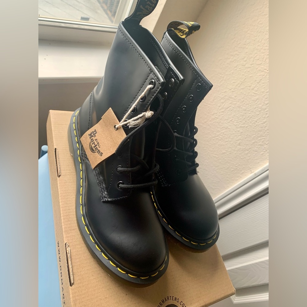 1460 WOMEN'S SMOOTH LEATHER LACE UP BOOTS